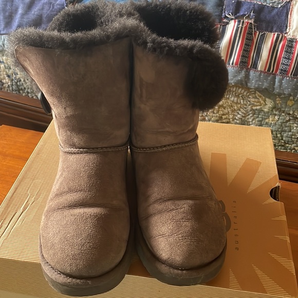 Womens Ugg Bailey Button chocolate size 9 EUC - Picture 3 of 6
